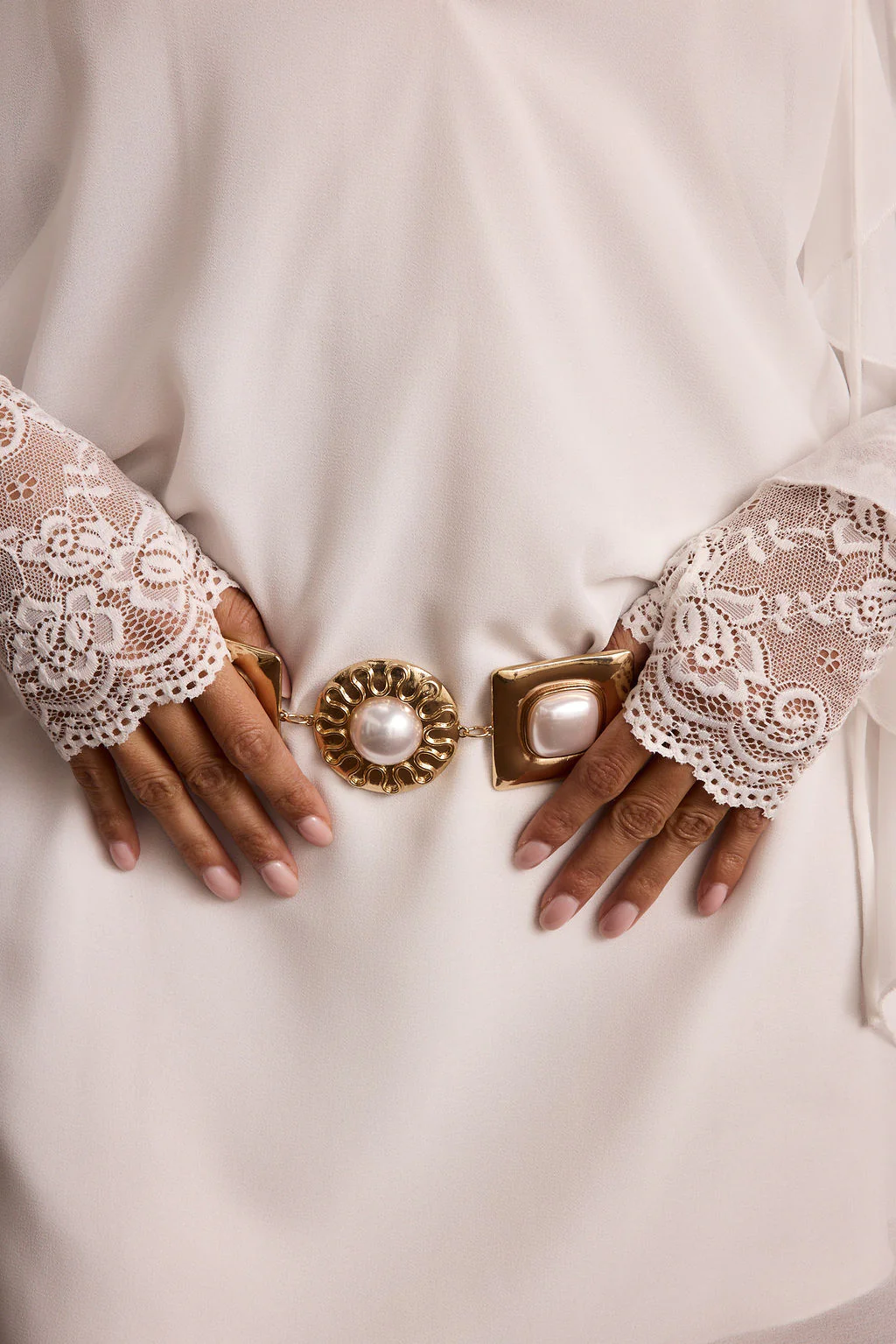 Bells White Lace Bridal Gloves - Image 6