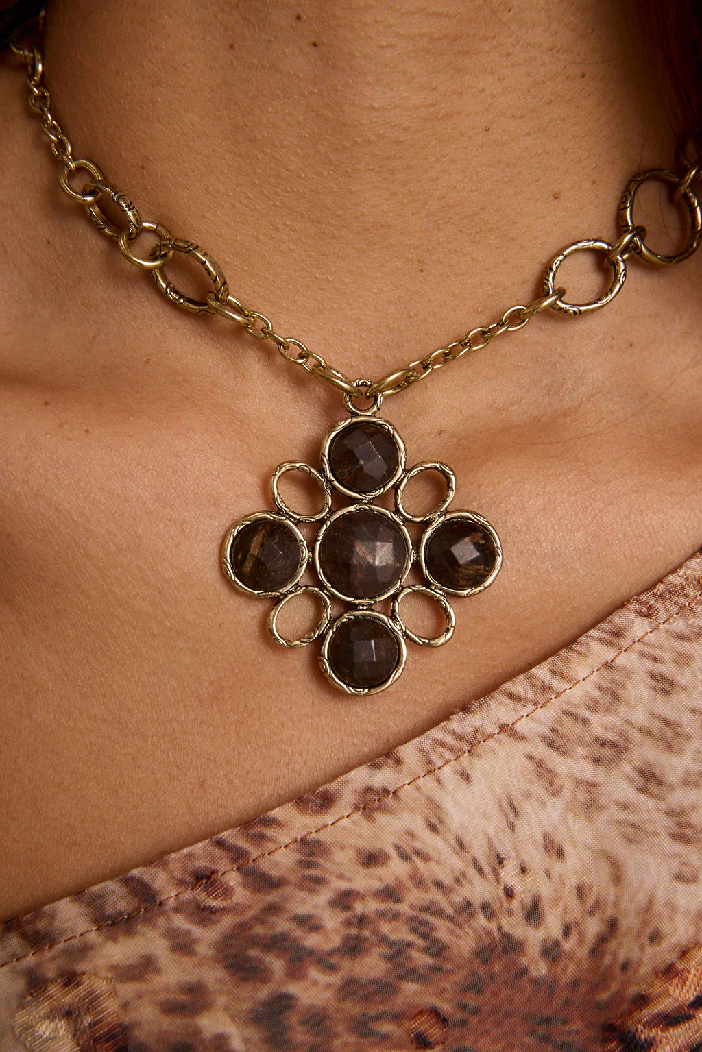 Delphine Gold Pendant Necklace - Image 2