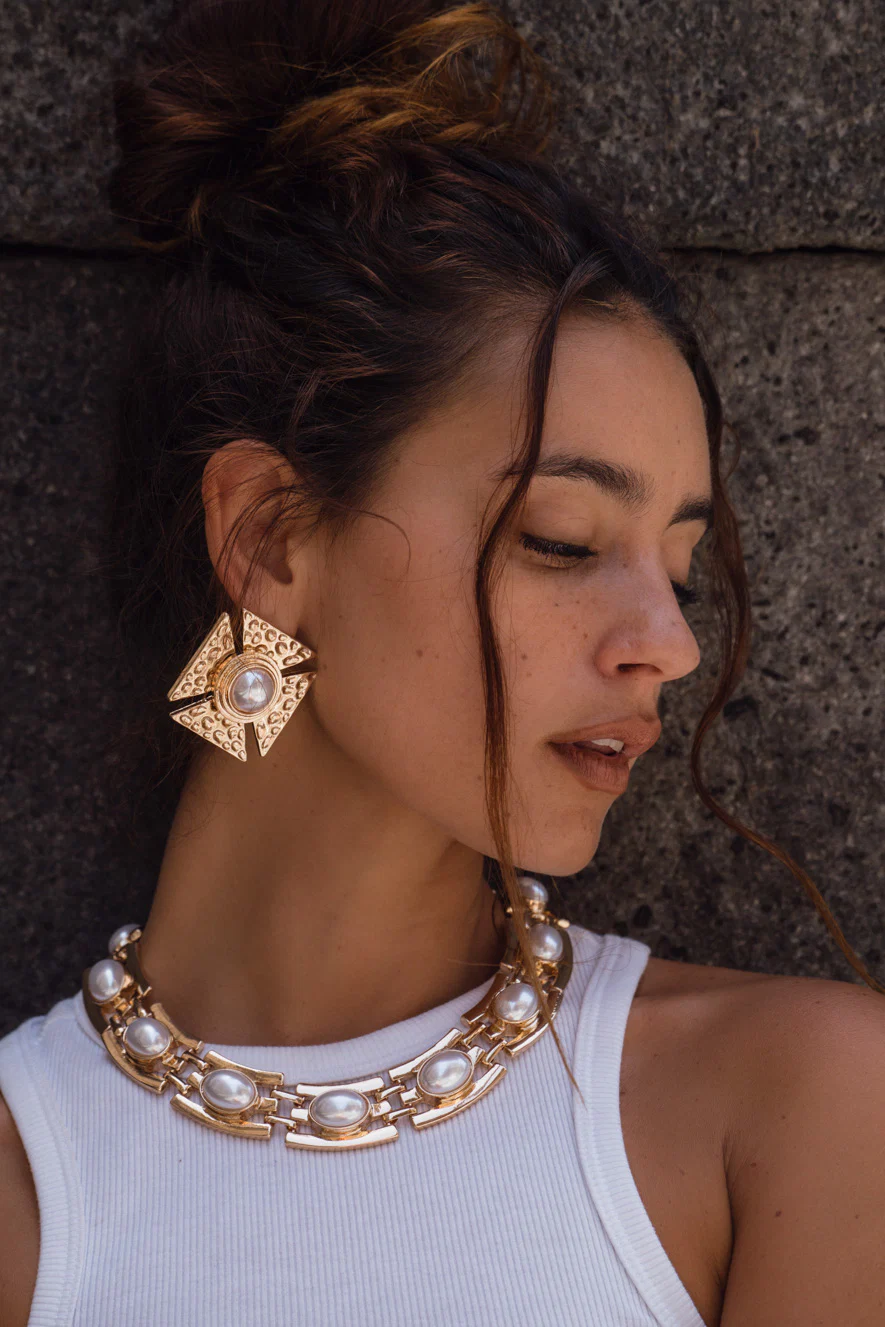 Greta Bold Gold and Pearl Necklace - Image 2