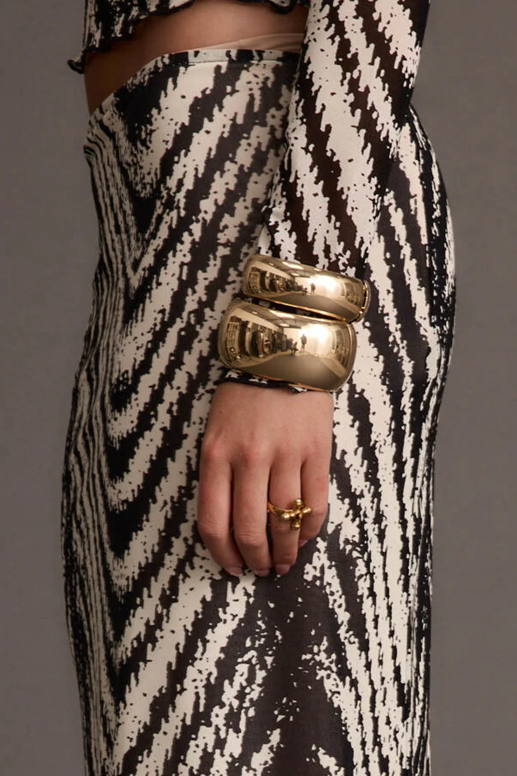 Runyon Set of 2 Gold Cuff Bangles - Image 3